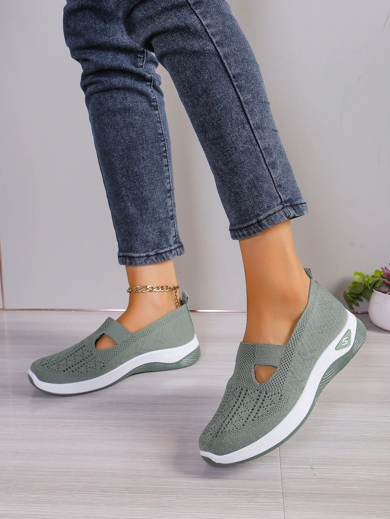 Women's Breathable Mesh Slip-On Sneakers – Lightweight Casual Walking Shoes with Soft Sole & Cutout Design